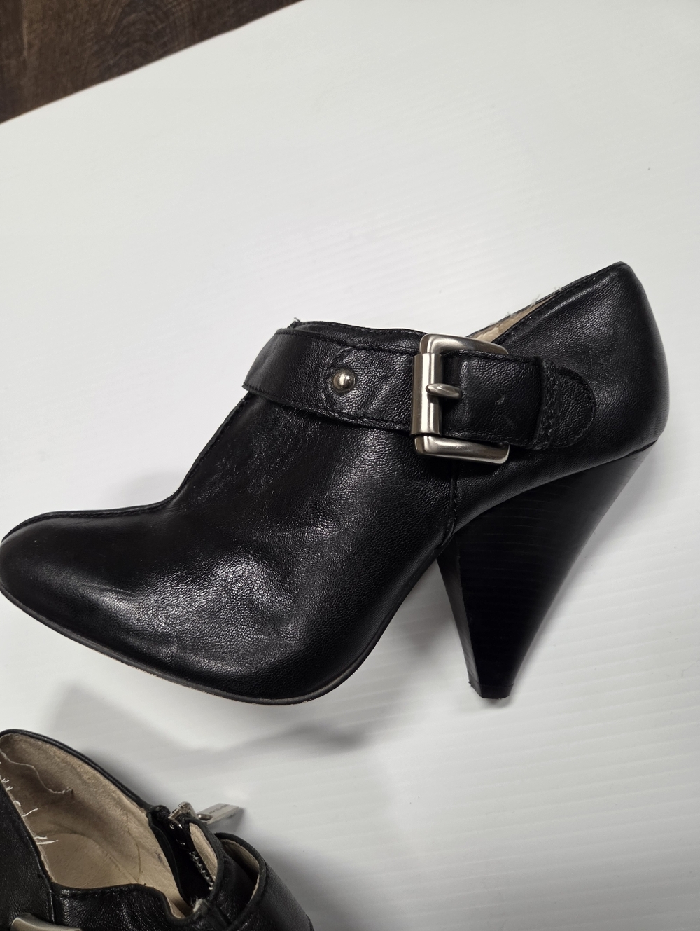MICHAEL KORS WOMEN'S BLACK LEATHER SIDE ZIP HEELED ANKLE BOOTIES SIZE 7 - Picture 3 of 7